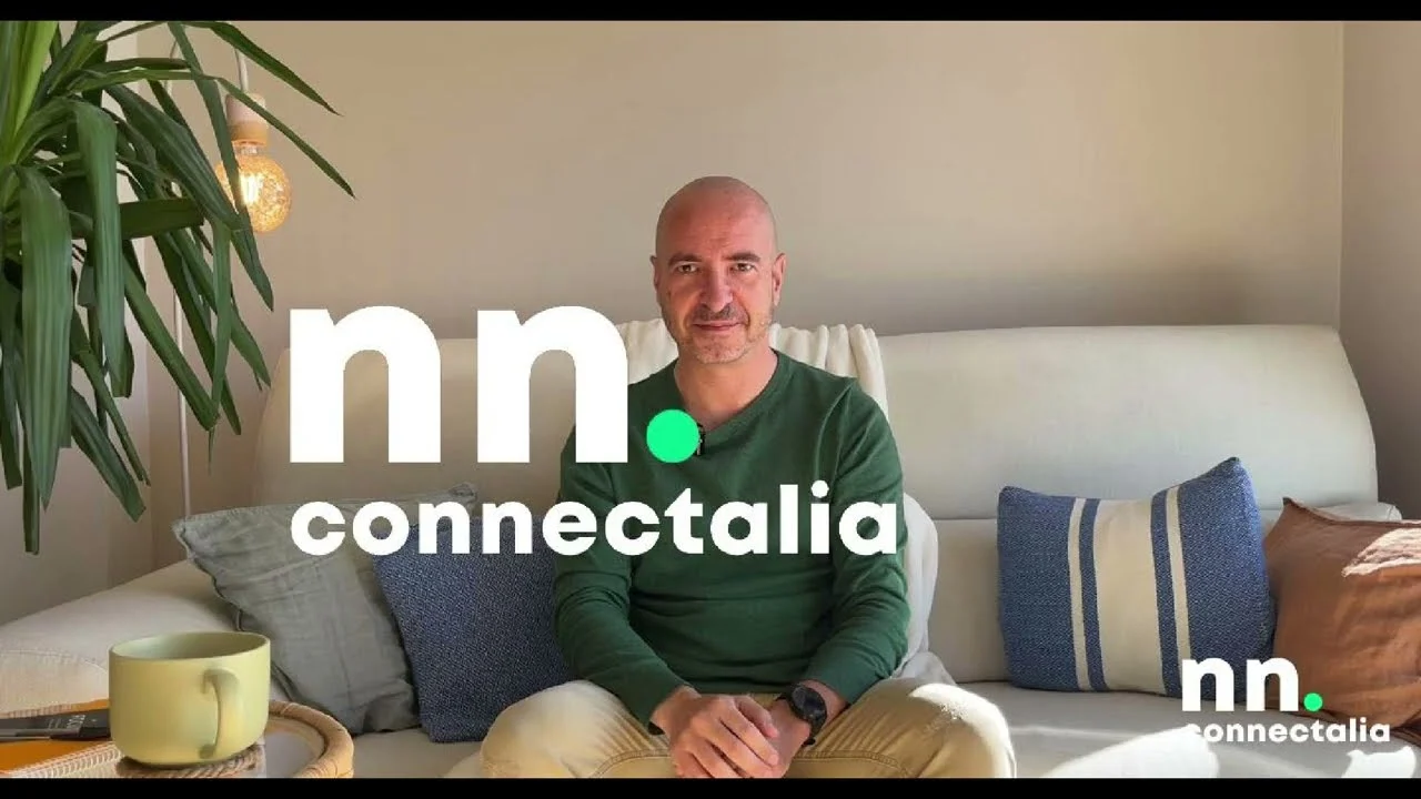 Albert Martín, de Connectalia, sentado en un sofá con el logotipo de Connectalia sobreimpreso: fotograma del vídeo con tres usos de la IA para preparar el Black Friday.