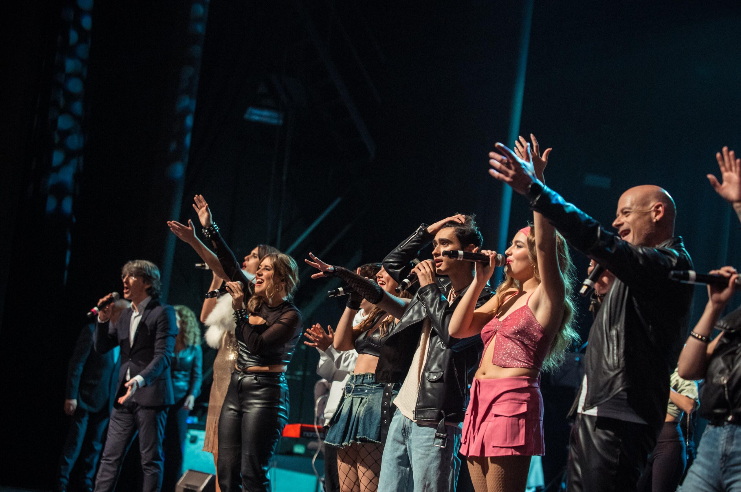 Final del concierto Mamapop «Generación Movida» en Lleida, con todo el elenco en el escenario