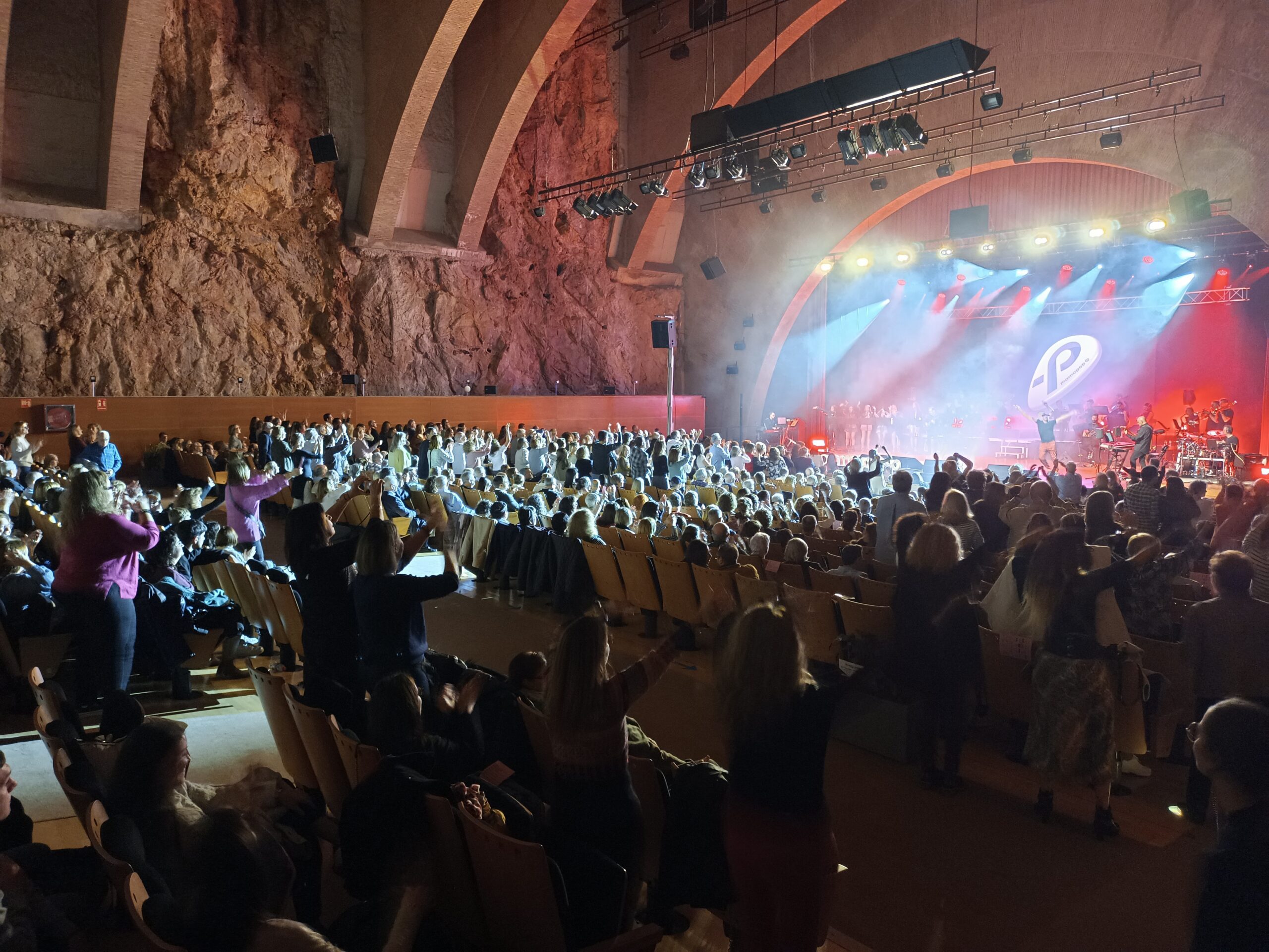 Público de pie en el concierto Mamapop del Palau Firal i de Congressos de Tarragona